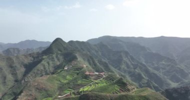 Tenerife dağ antenleri. Dramatik uçurum, kayalık ve yeşil orman dağları manzarası. Panoramo drone görüntüsü. İspanya 'da turistik tatil beldesi.