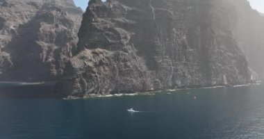 Los Gigantes, mavi Atlantik Okyanusu panorama deniz manzaralı insansız hava aracı görüntüleriyle çevrili dev kayalıklar kaya duvarını diker. Tenerife, İspanya, Kanarya Adaları, Avrupa.