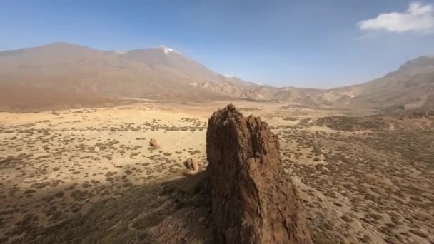 Urwisko i górskie surfowanie z dronem FPV na pustyni i księżycu niczym piaszczysty i skalisty krajobraz. Zamknij latanie w dramtic szorstki krajobraz parku przyrody. — Wideo stockowe