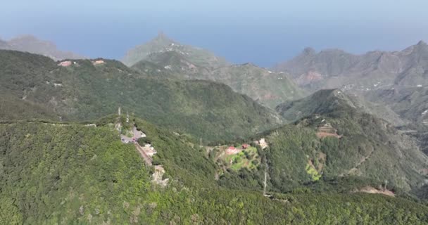 Aeronáutica de Tenerife. penhasco dramático, rochoso e verde forrest montanhas paisagem. Panoramo vista drone. Atracção turística destino de férias em Espanha. — Vídeo de Stock