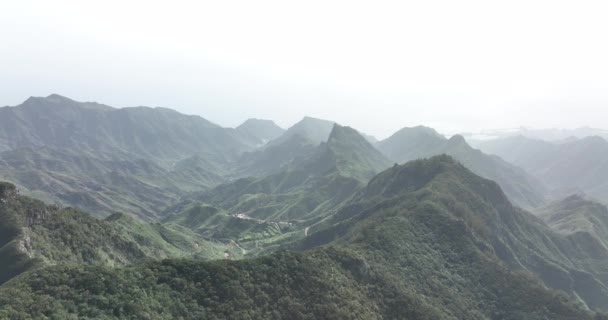 Luftaufnahme eines Bergtals Waldlandschaft, neblige Berge, Klippen und Felsen epische Landschaft in Teneriffa Spanien. — Stockvideo