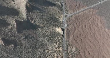Çöldeki büyük kayalıklar, sert kayalıklar. Tenerife Ulusal Parkı, İspanya, Avrupa, Kanarya Adaları 'ndaki Calima Çölü' ndeki toprak fırtınası..