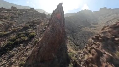 Çölde bir FPV insansız hava aracıyla kayalık ve kumlu bir arazi gibi kayalık bir kaya ve dağ sörfü. Dramatik, kaba doğa parkında yakın uçuş..
