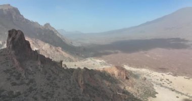 Çöldeki büyük kayalıklar, sert kayalıklar. Tenerife Ulusal Parkı, İspanya, Avrupa, Kanarya Adaları 'ndaki Calima Çölü' nde kum fırtınası.
