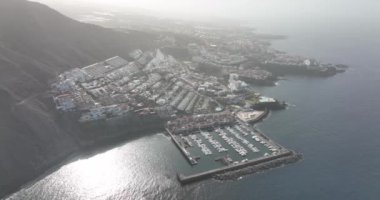 Los Gigantes 'in sarp kayalıklardaki küçük köyü mavi Atlantik Okyanusu panorama deniz manzaralı insansız hava aracı görüntüleriyle sınırlıdır. Tenerife, İspanya, Kanarya Adaları, Avrupa.