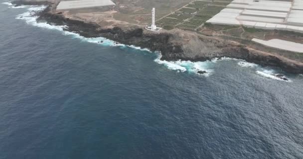 Világítótorony kilátás torony szerkezete sziklás szikla partján Atlanti óceán tengerpartján. Légi drón panoráma hegyi táj. Drámai természet. Tenerife spanyolország. — Stock videók
