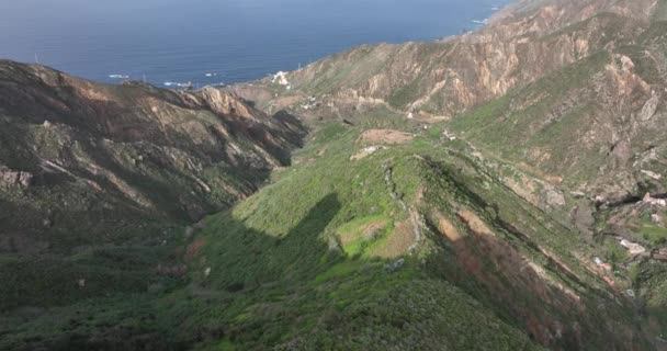 Drohnenaufnahme einer Straße und Berglandschaft entlang der Atlantikküste, einem sonnigen Sommerziel, Teneriffa, Spanien, Europa. — Stockvideo