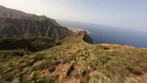 Volando sobre acantilados y montañas a lo largo de la costa. Buceo espectaculo paisaje y naturaleza volando cerca de las rocas. — Vídeos de Stock