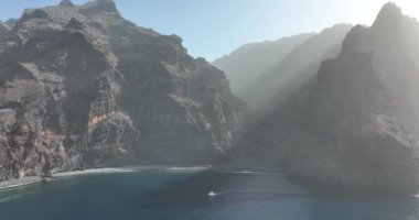 Los Gigantes, mavi Atlantik Okyanusu panorama deniz manzaralı insansız hava aracı görüntüleriyle çevrili dev kayalıklar kaya duvarını diker. Tenerife, İspanya, Kanarya Adaları, Avrupa.