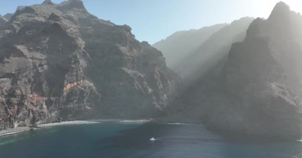 Los Gigantes steile kliffen rots muur grenzend aan de blauwe Atlantische oceaan panorama zeegezicht luchtfoto drone beelden. Tenerife, Spanje, Canarische eilanden, Europa. — Stockvideo