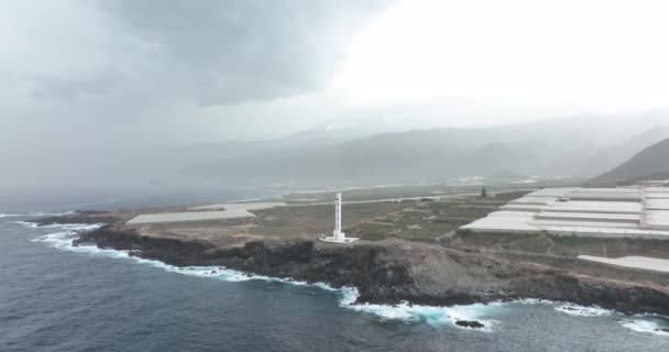 Világítótorony kilátás torony szerkezete sziklás szikla partján Atlanti óceán tengerpartján. Légi drón panoráma hegyi táj. Drámai természet. Tenerife spanyolország. — Stock videók