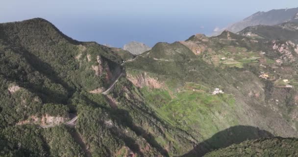 Atlantik kıyısı boyunca uzanan bir yol ve dağ manzarasının insansız hava aracı görüntüsü güneşli bir yaz mevsimi, Tenerife, İspanya, Avrupa. — Stok video