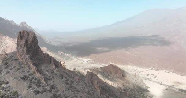 Grandes acantilados en un paisaje rocoso arenoso del desierto. Tormenta de polvo del desierto de Calima sobre la montaña en el parque nacional de Tenerife, España, Europa, Islas Canarias. — Vídeos de Stock