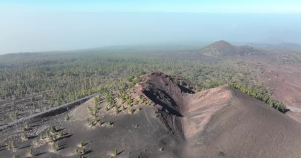 Drone aérien du sommet d'une montagne volcanique dans un parc naturel national, rocheux rugueux beau paysage sur une île de Tenerife, Espagne, Europe. — Video