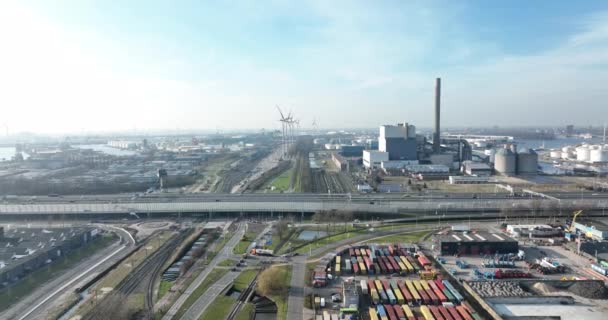 Zona industrial contenedores fábricas y negocios en Amsterdam Westhaven, Países Bajos, Europa. Carretera de tráfico y vías de tren logística y puerto. — Vídeos de Stock