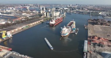 Amsterdam Westhaven, 2 Mart 2022, Hollanda. Endüstriyel bölgede bir geminin nakliyesi, liman, toplu taşıyıcılar, yükleme, ağır makine endüstrisi fabrikaları ve işletmeler.
