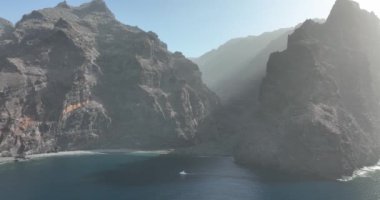 Los Gigantes, mavi Atlantik Okyanusu panorama deniz manzaralı insansız hava aracı görüntüleriyle çevrili dev kayalıklar kaya duvarını diker. Tenerife, İspanya, Kanarya Adaları, Avrupa.