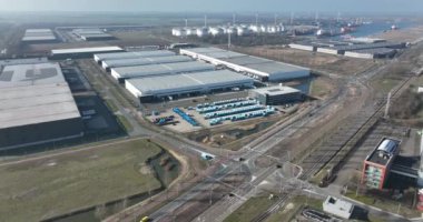 Tedarik zinciri lojistik deposu. Ticari bir depo teslimat kamyonunun hava aracı görüntüsü. Amsterdam, Hollanda.