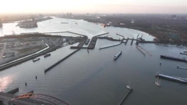 Sluice sistemi indsutrial ulaşım gemileri Amsterdam, Hollanda, Avrupa yakınlarındaki uluslararası bir su yolundan geçiyor. Gün batımında insansız hava aracı hızlandırılmış zaman ayarlı..