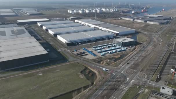 Depósito logístico de distribución de cadena de suministro. Vista aérea de un avión no tripulado de un almacén comercial camiones de reparto de mercancías. Amsterdam, Países Bajos. — Vídeos de Stock