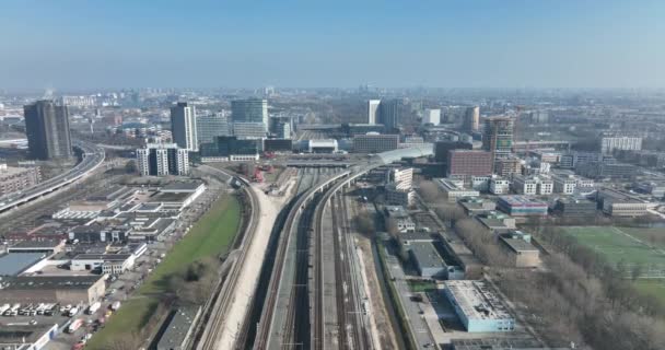 Amsterdam Sloterdijk, Hollanda 'daki tren istasyonu ulaşım altyapısı metro istasyonu. Anayol kentsel geçiş platformu ve ofis binaları silueti. — Stok video