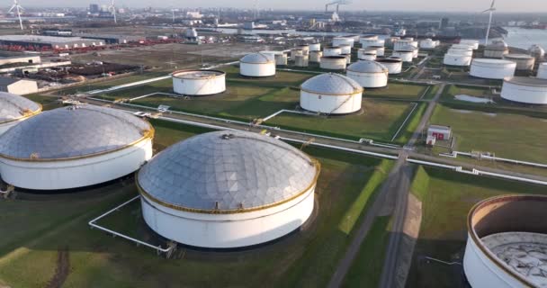 Gas petroquímico comercial almacenamiento de combustible terminal de silos de energía bruta en gran puerto industrial. Enorme almacenamiento de aire líquido vista drone en el puerto de Amsterdam, Países Bajos. — Vídeos de Stock