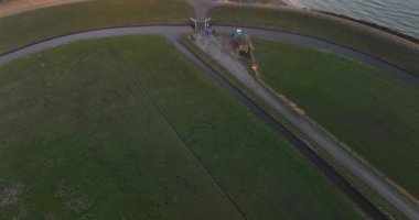Paard van Marken 'in Hollanda' daki Marken adasındaki geleneksel tarihi anıt deniz fenerindeki hava manzarası. Avrupa 'da küçük bir balıkçı köyü.