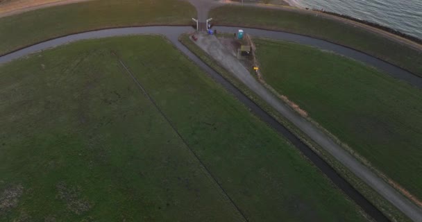 Вид с воздуха на Паард ван Маркен на маяк с традиционным историческим памятником на острове Маркен в Нидерландах. Маленькая рыбацкая деревня в Европе. — стоковое видео