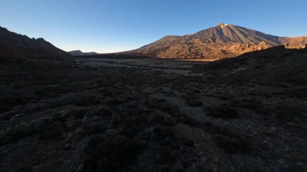 Urwisko i górskie surfowanie z dronem FPV na pustyni i księżycu niczym piaszczysty i skalisty krajobraz. Zamknij latanie w dramtic szorstki krajobraz parku przyrody. — Wideo stockowe
