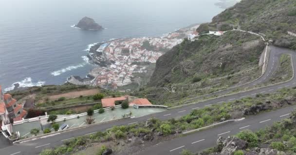 Widok z lotu ptaka na małą wioskę wzdłuż wybrzeża i morza na wyspie Teneryfa, Hiszpania, Europa. Górskie klify górskie krajobraz. — Wideo stockowe