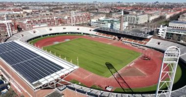 Amsterdam, 6 Mart 2022, Amsterdam City, Hollanda 'da Olimpiyat stadyumu Arena oyun alanı inşaatı. Amsterdam Zuid 'deki eski bir stadyum. Hava aracı genel görünümü.