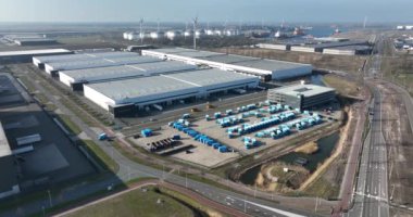 Tedarik zinciri lojistik deposu. Ticari bir depo teslimat kamyonunun hava aracı görüntüsü. Amsterdam, Hollanda.