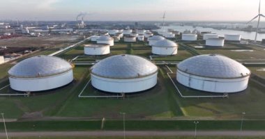 Ticari petrokimyasal petrol yakıt deposu ham enerji siloları büyük sanayi limanında. Hollanda, Amsterdam limanında büyük miktarda sıvı hava aracı görüntüsü var..