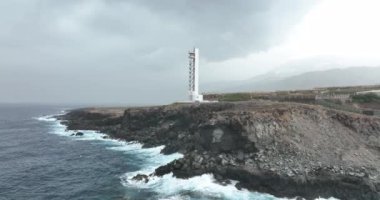 Deniz feneri, Kayalık Kayalık Kayalık Kıyı Atlantik Okyanus Hattı 'ndaki kuleye bakıyor. Hava aracı Panorama Dağı manzarası. Dramatik bir doğa. Tenerife İspanya.
