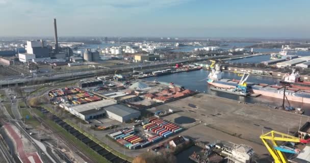 Industriële containers fabrieken en bedrijven in Amsterdam Westhaven, Nederland, Europa. Verkeer snelweg en trein tracks logistiek en haven. — Stockvideo