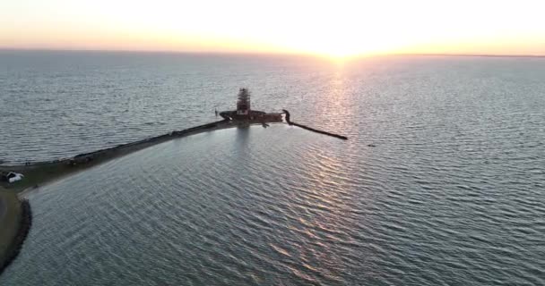 Vista aérea del Paard van Marken al amanecer faro monumento histórico tradicional en la isla de Marken en los Países Bajos. Pequeño pueblo pesquero en Europa. — Vídeos de Stock