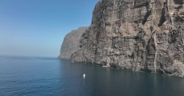 Los Gigantes meredek sziklafal a kék Atlanti-óceán panorámájával határos, hatalmas sziklafalon. Tenerife, Spanyolország, Kanári-szigetek, Európa. — Stock videók
