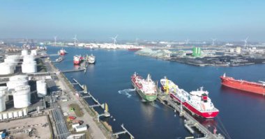 Amsterdam Westelijk Havengebied, 5 Mart 2022, Hollanda. Amsterdam 'ın doğu limanı Evos Amsterdam petrokimya depolama merkezi siloları ve dağıtım tankeri gemileri.