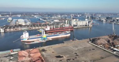 Amsterdam Westhaven, 2 Mart 2022, Hollanda. Endüstriyel bölgede bir geminin nakliyesi, liman, toplu taşıyıcılar, yükleme, ağır makine endüstrisi fabrikaları ve işletmeler.