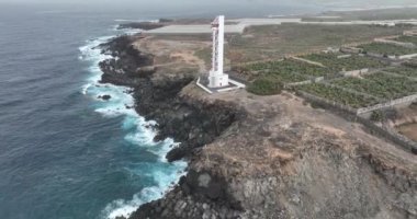 Deniz feneri, Kayalık Kayalık Kayalık Kıyı Atlantik Okyanus Hattı 'ndaki kuleye bakıyor. Hava aracı Panorama Dağı manzarası. Dramatik bir doğa. Tenerife İspanya.