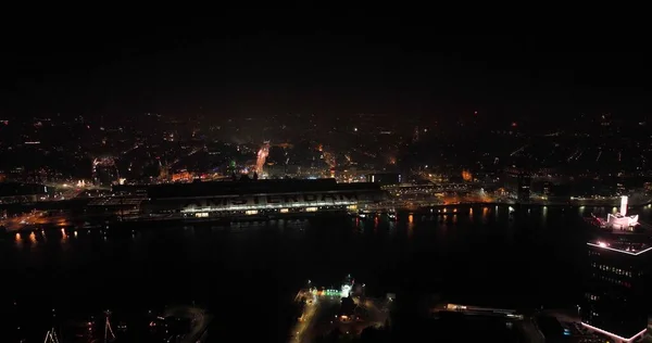 Nochevieja en Amsterdam, Países Bajos, fuegos artificiales en la noche vista aérea del dron sobre la ciudad. —  Fotos de Stock