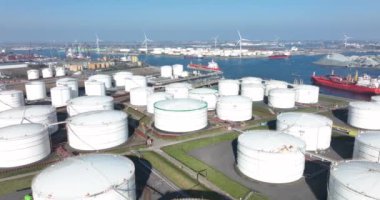 Westpoort ticari petrokimyasal gaz depolama ham enerji siloları büyük sanayi limanında. Hollanda, Amsterdam limanında büyük miktarda sıvı hava aracı görüntüsü var..