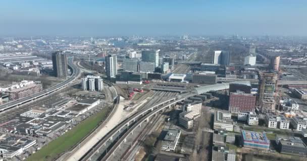 Dworzec kolejowy infrastruktury transportowej stacji metra w Amsterdamie Sloterdijk, Holandia. Przestrzeń powietrzna platformy tranzytu miejskiego autostrad i budynków biurowych. — Wideo stockowe