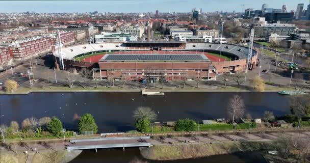 Amsterdam, 6 marca 2022, budowa stadionu olimpijskiego Arena w Amsterdamie, Holandia. Stary stadion w Amsterdamie Zuid. Przegląd dronów lotniczych. — Wideo stockowe