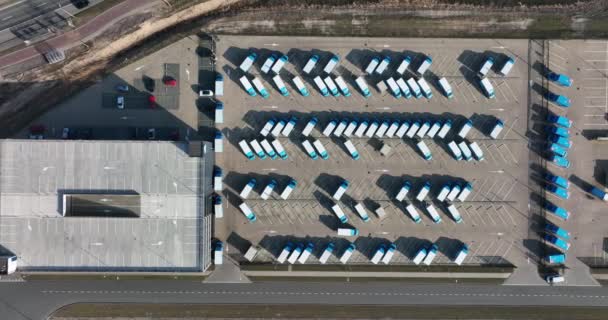 Top down depósito de logística de distribuição da cadeia de suprimentos. Vista aérea do drone de um armazém comercial entrega caminhões distribuindo mercadorias. Amesterdão, Países Baixos. — Vídeo de Stock