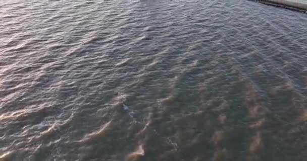 Letecký pohled na Paard van Marken při východu slunce Tradiční historický památkový maják na ostrově Marken v Nizozemsku. Malá rybářská vesnice v Evropě. — Stock video