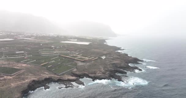 Farol olhar para a estrutura da torre na costa rochosa penhasco oceano atlântico linha do mar. Paisagem de montanha panorâmica aérea drone. Natureza dramática. Espanha de Tenerife. — Vídeo de Stock
