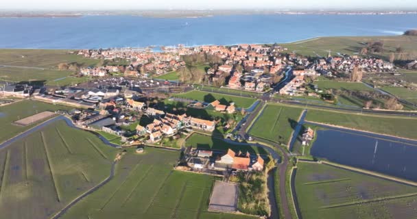 Gemarkeerde oude historische karakteristieke pittoreske vissersdorp toeristische bezienswaardigheden stad op een klein schiereiland aan de voormalige Zuiderzee in Noord-Holland bij Amsterdam en Volendam in Nederland. — Stockvideo