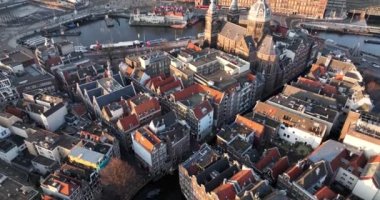 Amsterdam şehir merkezi merkezi merkezi. Hollanda 'nın merkezi. Tarihsel Avrupa kentsel panoramik başkent sokaklarında kanallar altyapı ve mimariye ev sahipliği yapıyor.