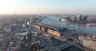 Amsterdam şehir merkezi merkezi merkezi. Hollanda 'nın merkezi. Tarihsel Avrupa kentsel panoramik başkent sokaklarında kanallar altyapı ve mimariye ev sahipliği yapıyor.